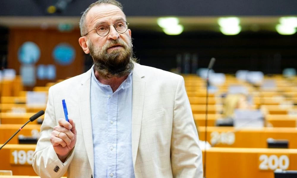 Αυτός είναι ο ευρωβουλευτής που συμμετείχε στο κορονοπάρτι στις Βρυξέλλες